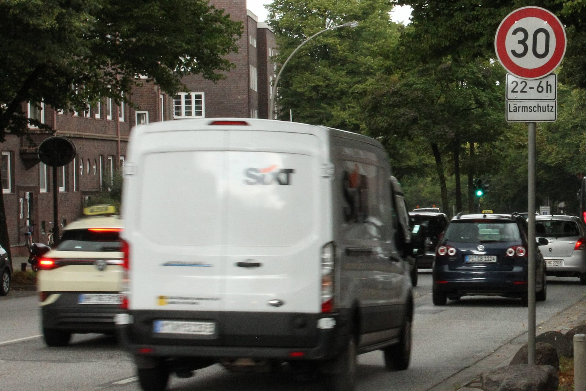 Nachtruhe für den Verkehr (Archivbild): Hamburg hat zum Lärmschutz Tempo 30 auf 18 neuen Straßen beschlossen – ab 22 Uhr.