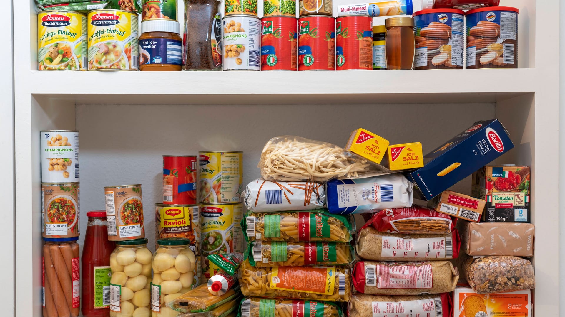 Konserven, Pasta, Müsli: Der Vorrat muss vor allem haltbar sein.