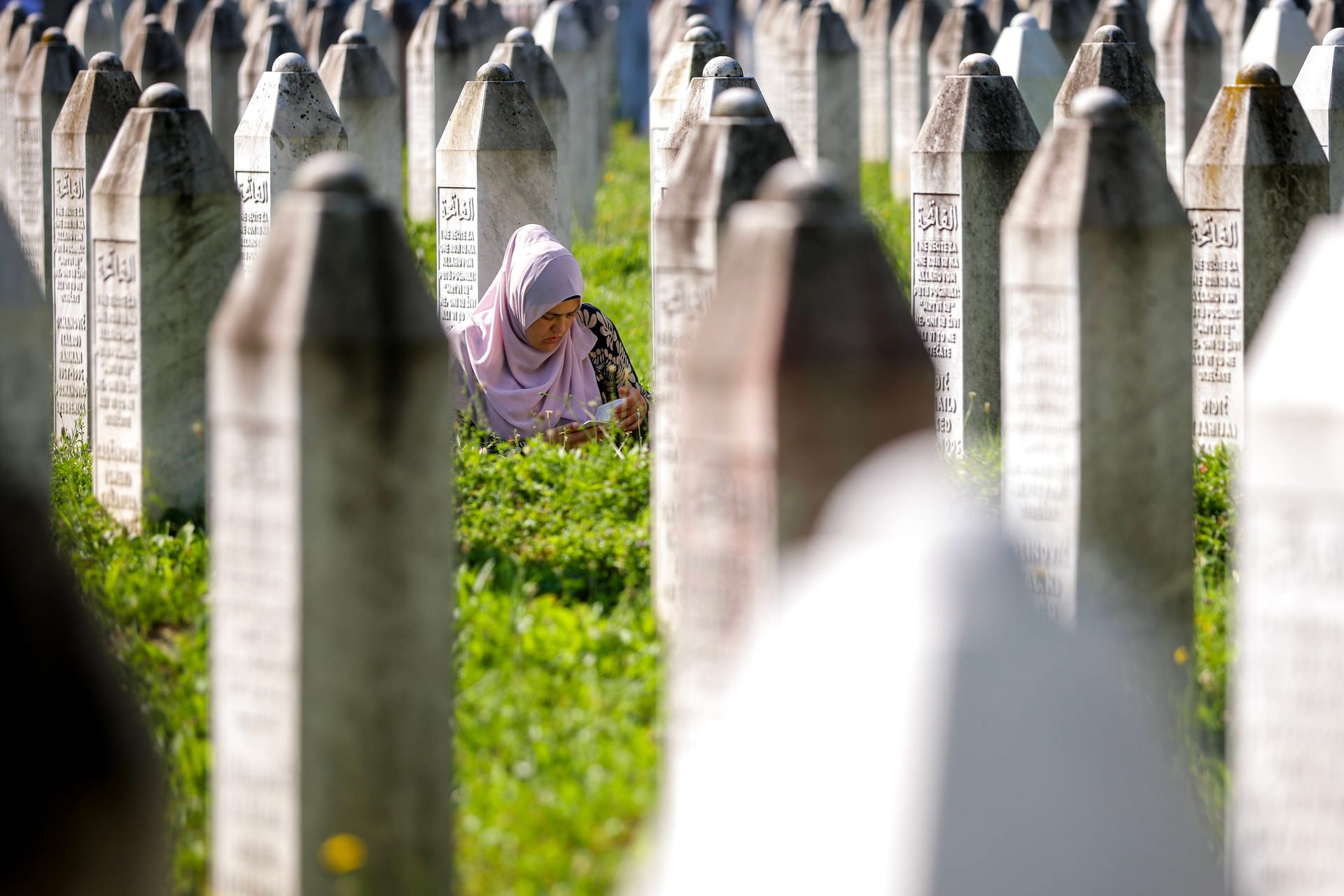 Frau beim Grab des Massakers von Srebrenica (Archivbild): 2025 jährt sich der Tag des Verbrechens zum 30. Mal.