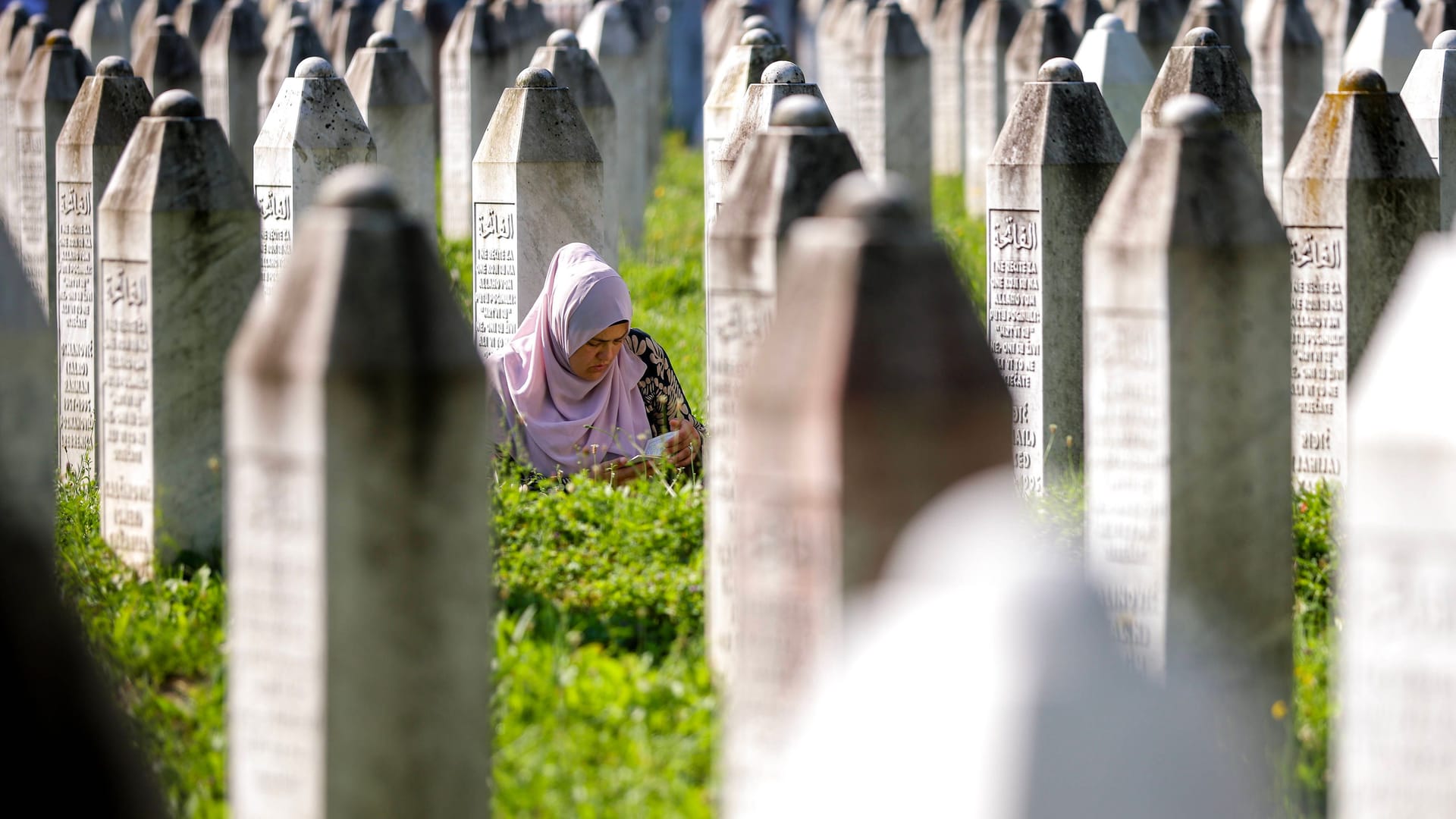 Frau beim Grab des Massakers von Srebrenica (Archivbild): 2025 jährt sich der Tag des Verbrechens zum 30. Mal.