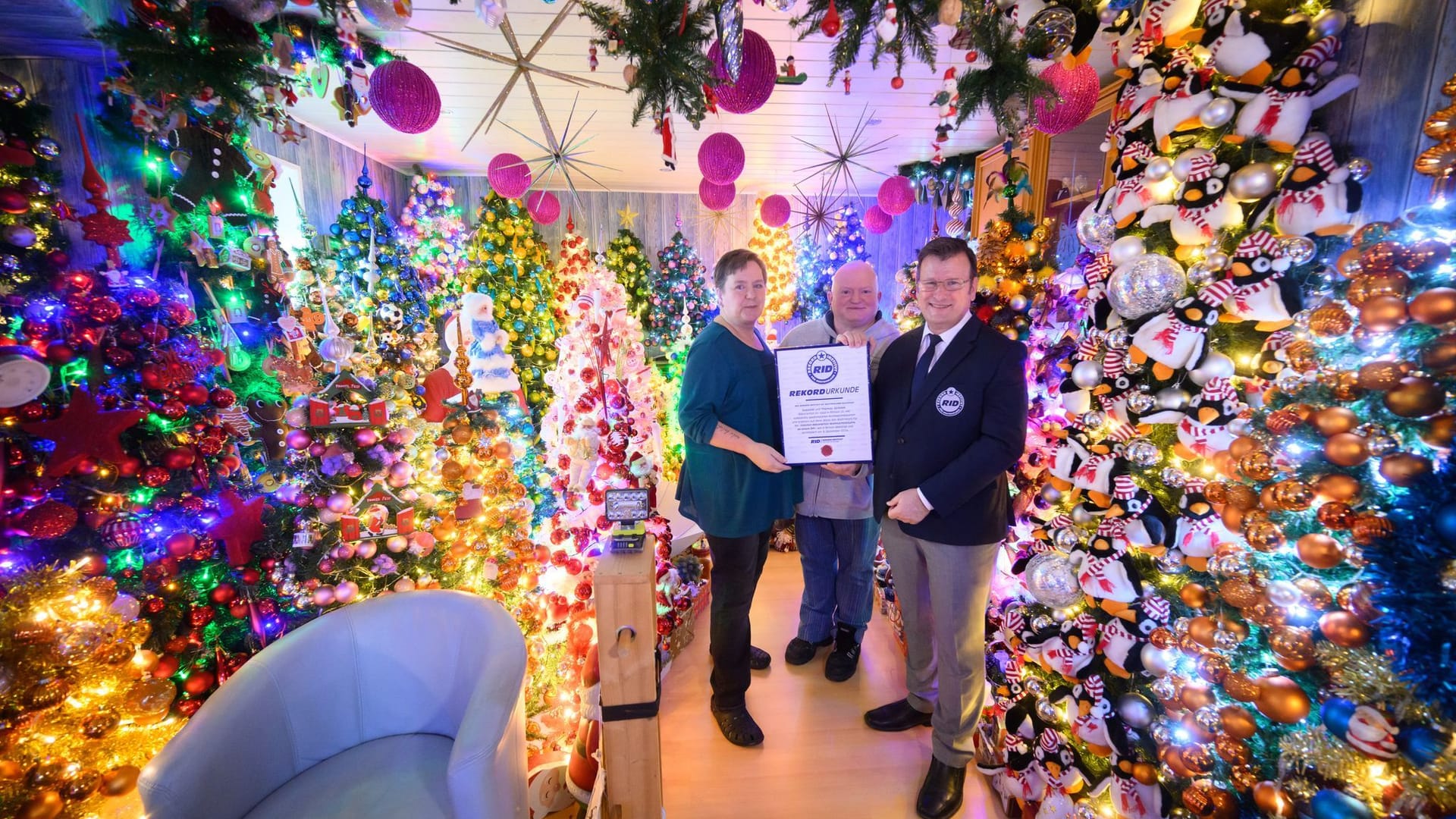 Familie schmückt Haus mit 600 Weihnachtsbäumen