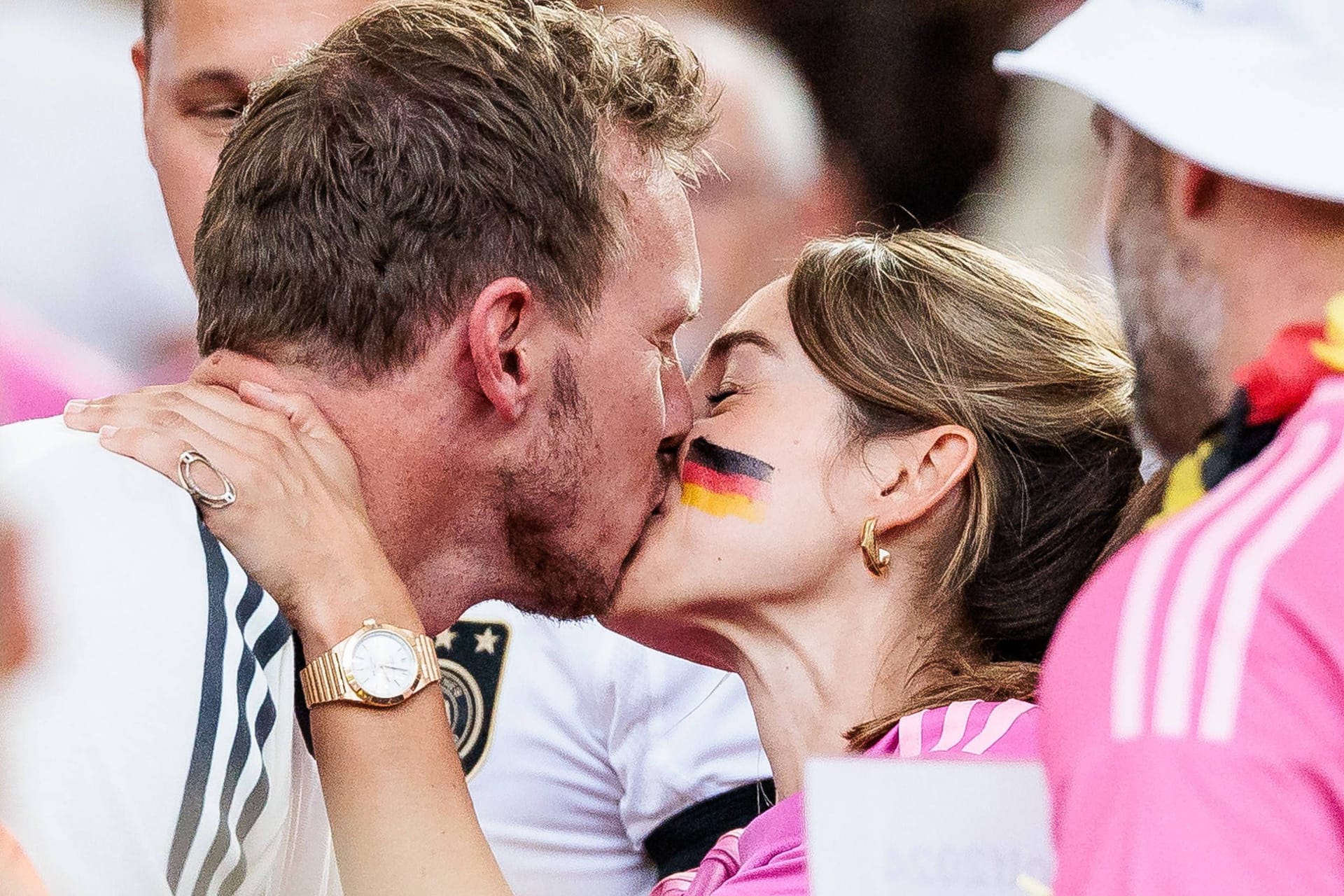 Julian Nagelsmann (l.) küsst seine Partnerin Lena Wurzenberger nach dem Deutschland-Spiel gegen Ungarn: Das Foto verbreitete sich rasend schnell im Netz.