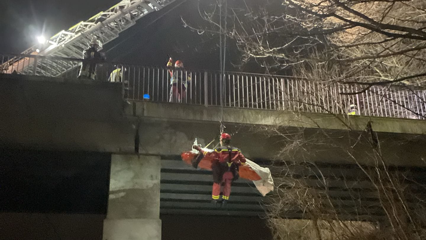 Mit einem speziellen Seilsystem musste die Dortmunder Feuerwehr einen Mann aus dem Gleisbereich retten, auf den er zuvor gefallen war.