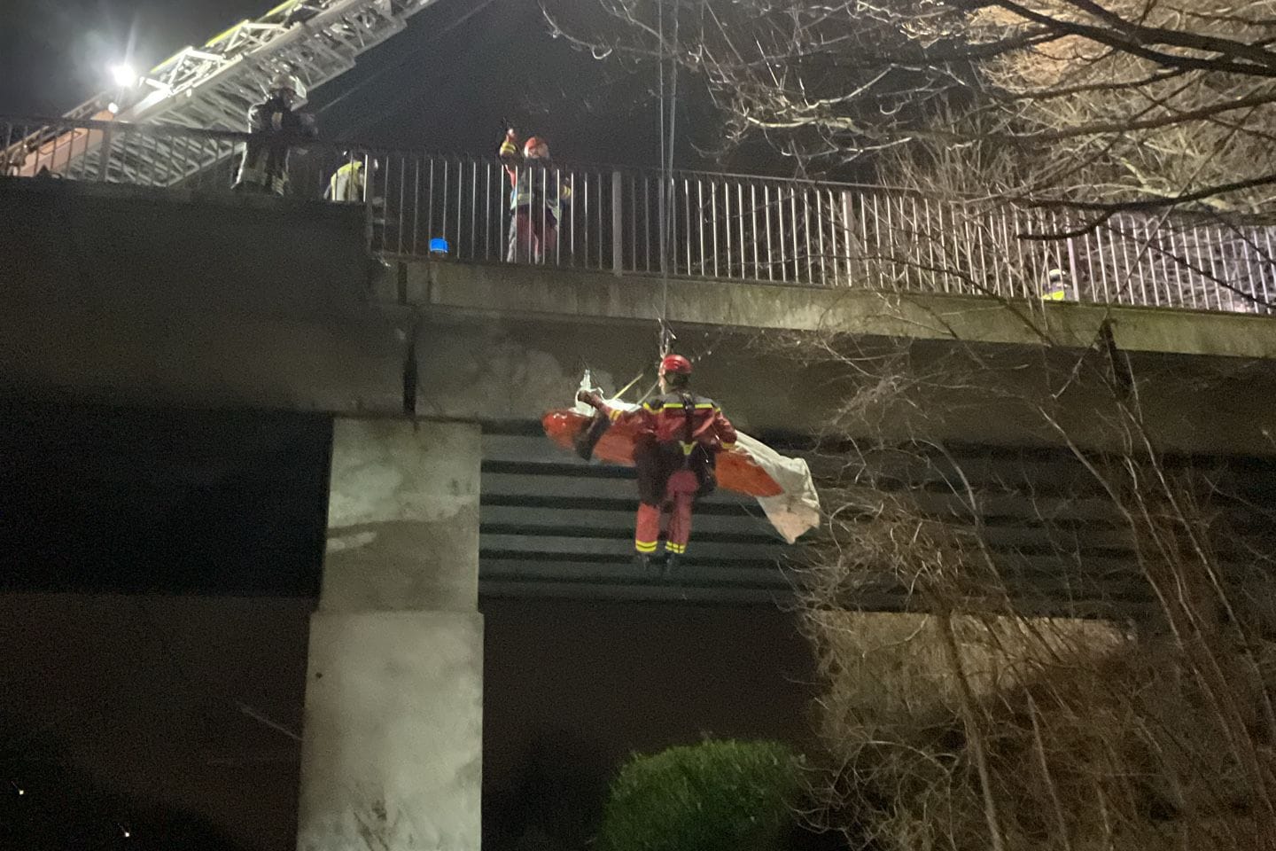 Mit einem speziellen Seilsystem musste die Dortmunder Feuerwehr einen Mann aus dem Gleisbereich retten, auf den er zuvor gefallen war.