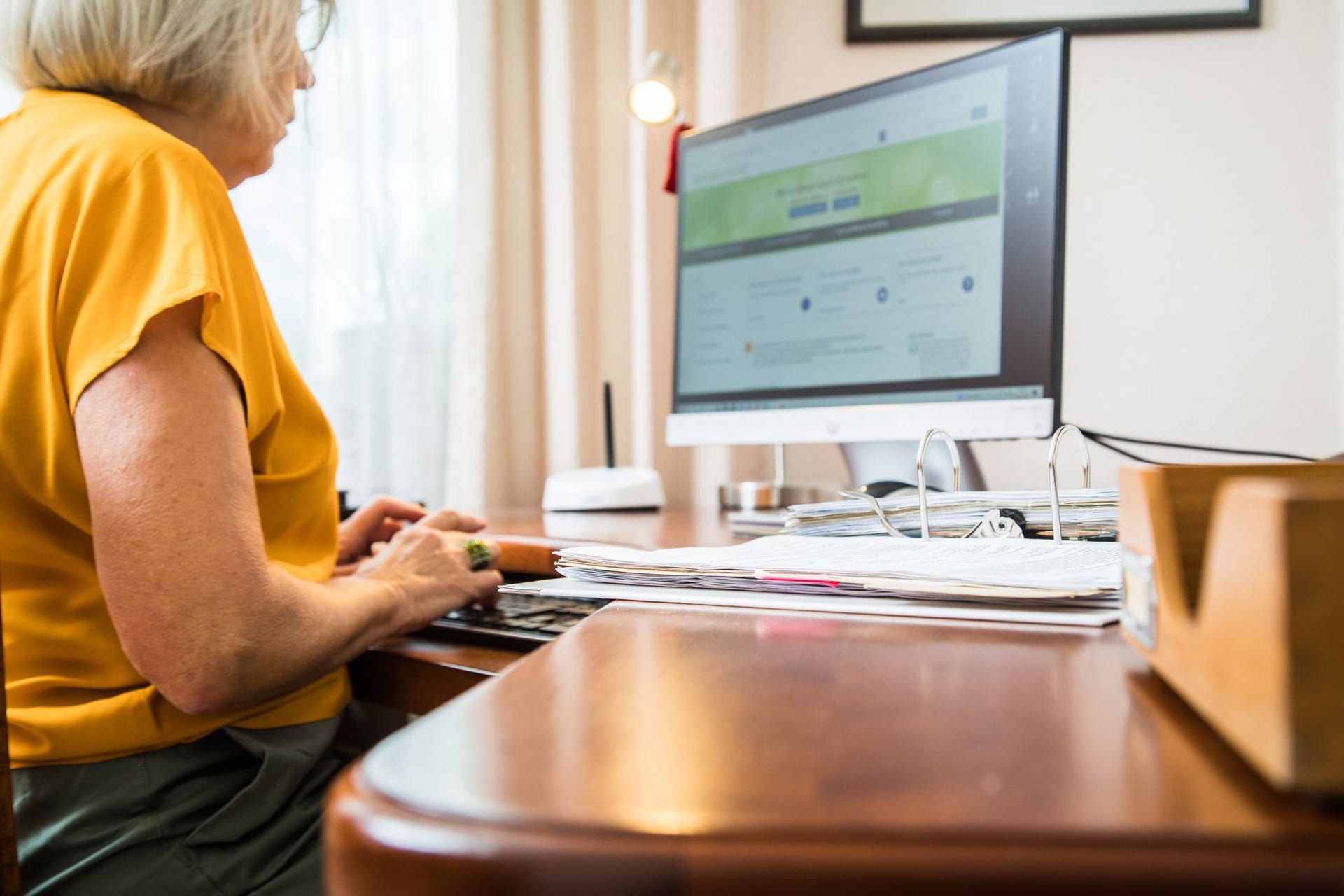 Eine Frau macht ihre Steuererklärung am PC