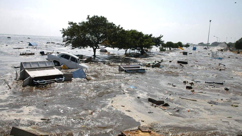 Nach dem Tsunami: Die Wassermassen richteten unvorstellbare Zerstörungen an.