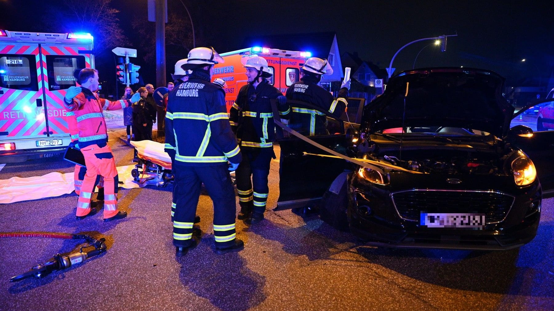 Bei einem Unfall auf der Kreuzung Kühnstraße wurden drei Personen verletzt und mussten ins Krankenhaus.