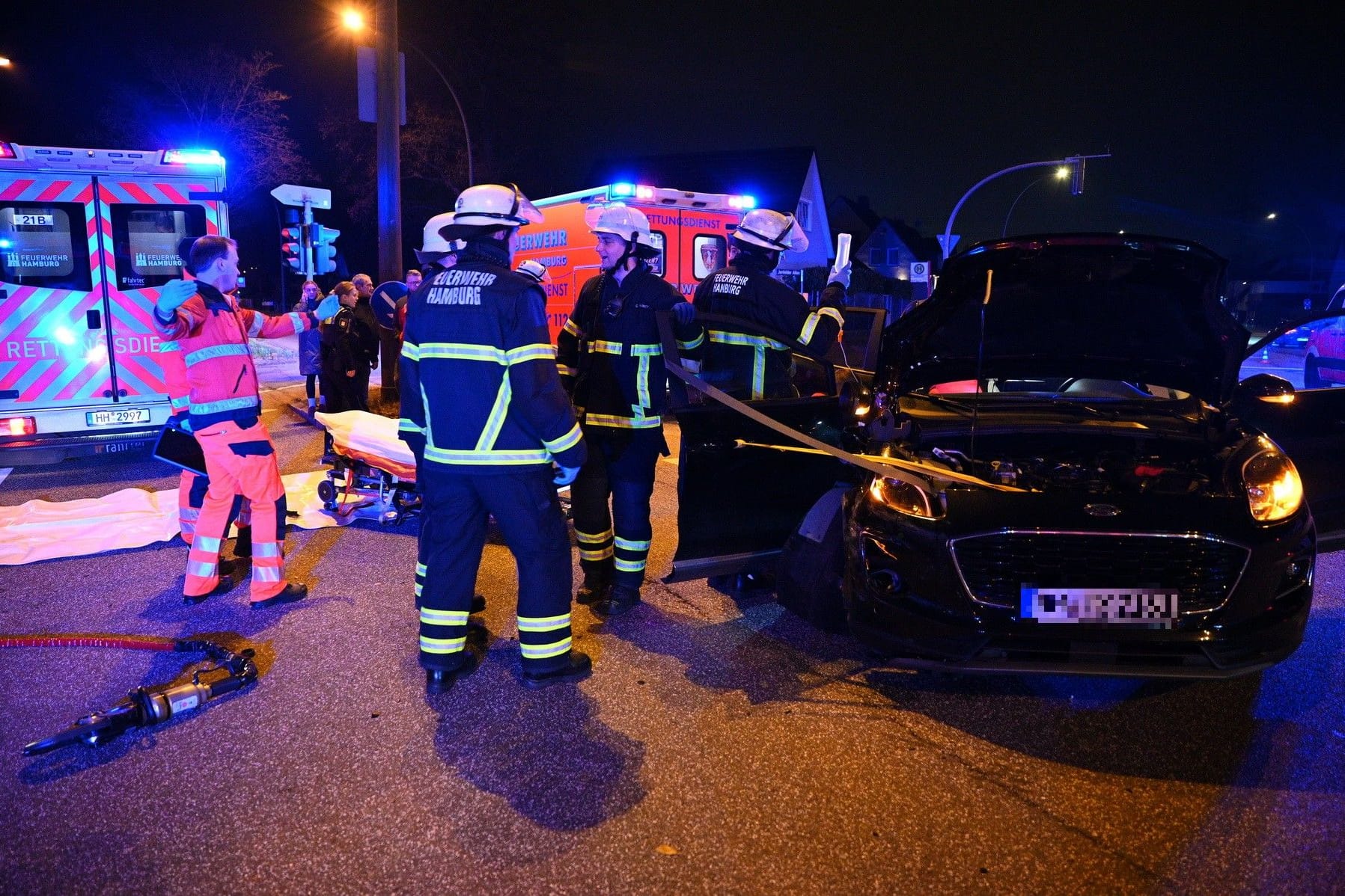 Bei einem Unfall auf der Kreuzung Kühnstraße wurden drei Personen verletzt und mussten ins Krankenhaus.