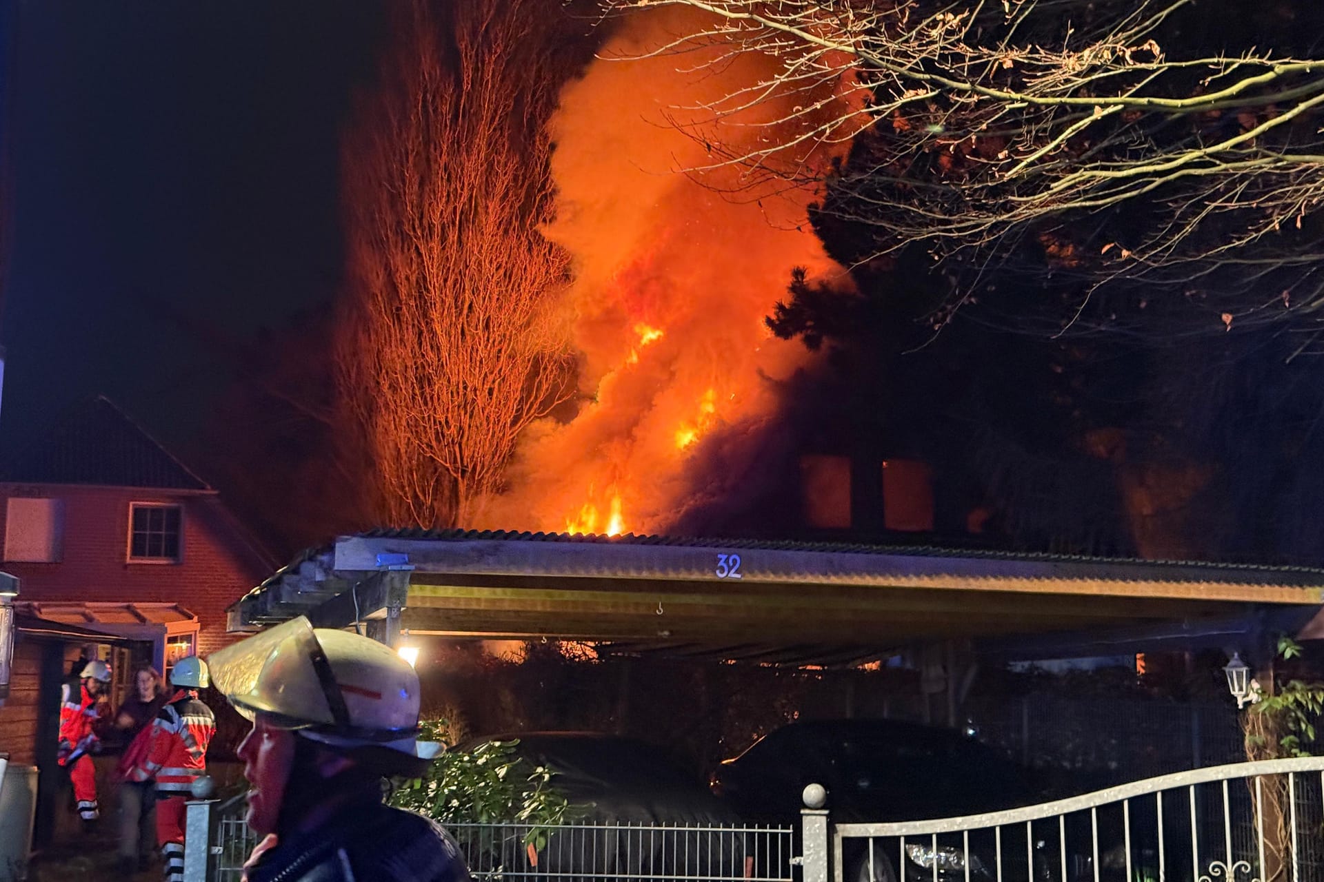 Flammen schlagen aus dem Einfamilienhaus: Das Haus ist nach dem Brand nicht mehr bewohnbar.