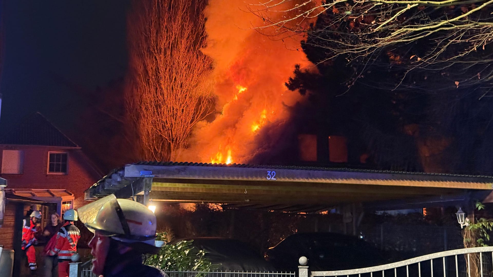 Flammen schlagen aus dem Einfamilienhaus: Das Haus ist nach dem Brand nicht mehr bewohnbar.