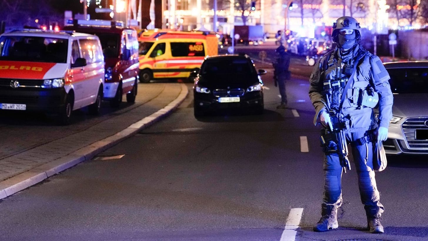 Ein Polizist sperrt nach dem Anschlag in Magdeburg eine Straße ab.