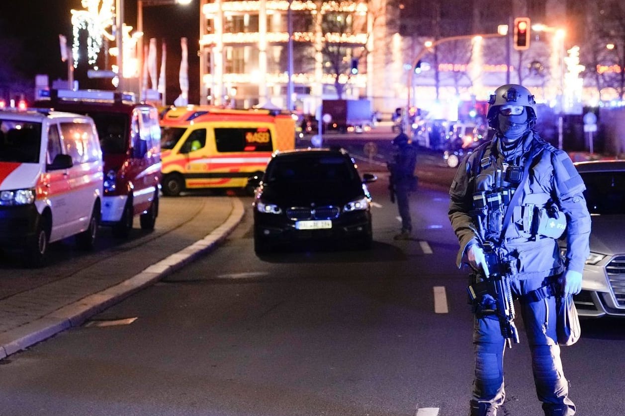 Ein Polizist sperrt nach dem Anschlag in Magdeburg eine Straße ab.