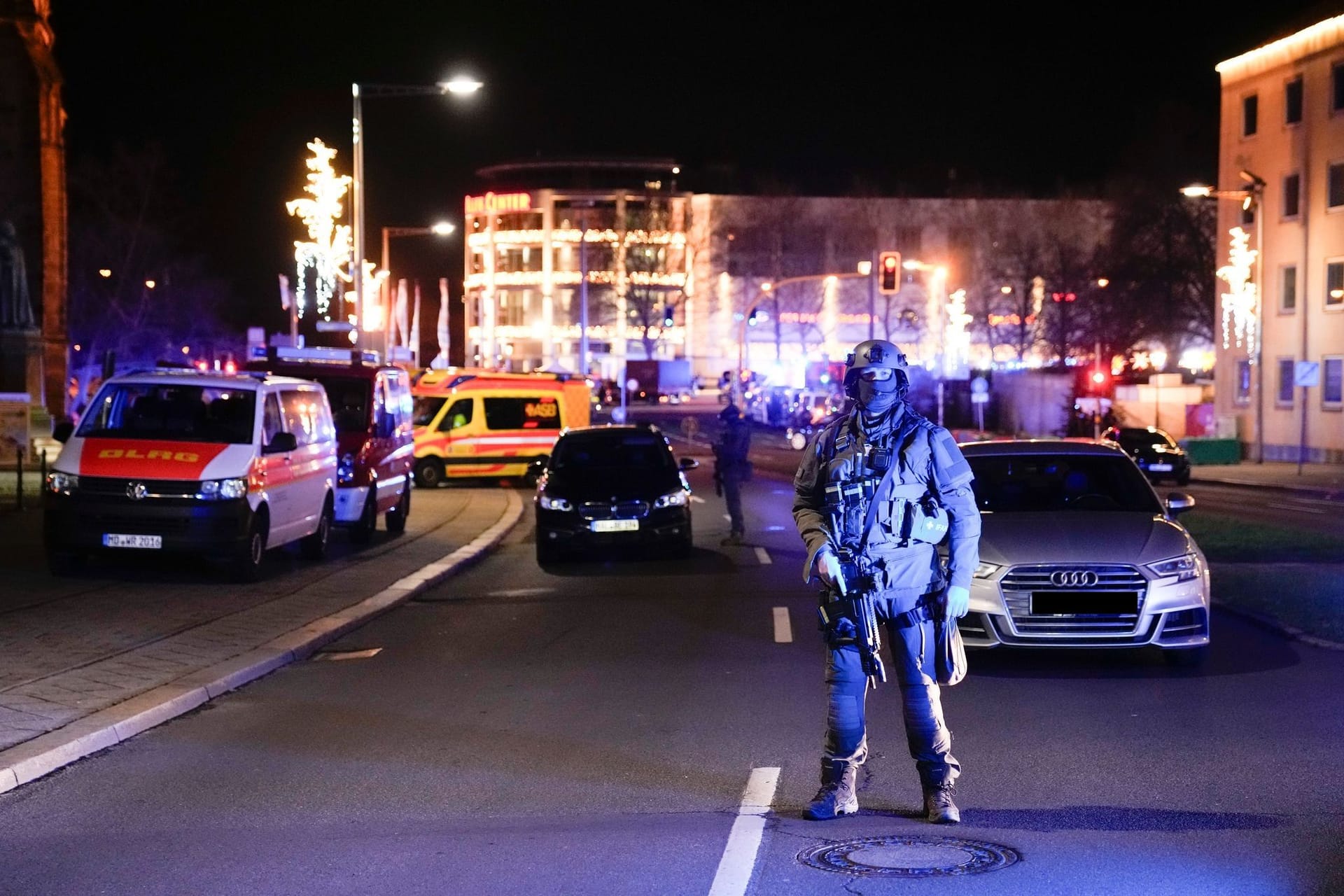 Ein Polizist sperrt nach dem Anschlag in Magdeburg eine Straße ab.