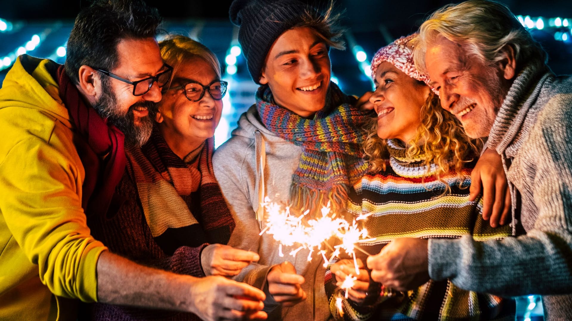 Eine Gruppe von Menschen feiert Silvester