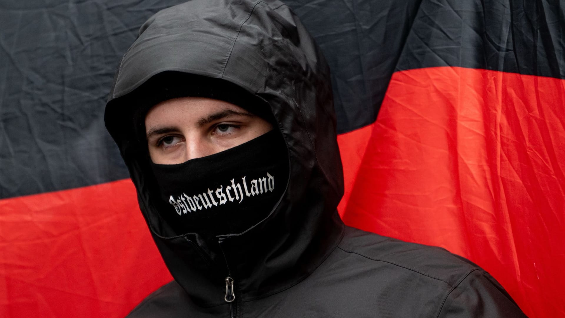 Ein Demonstrant nimmt an einer rechtsradikalen Demonstration mit dem Motto "Für Recht und Ordnung: gegen Linksextremismus und politisch motivierte Gewalt".