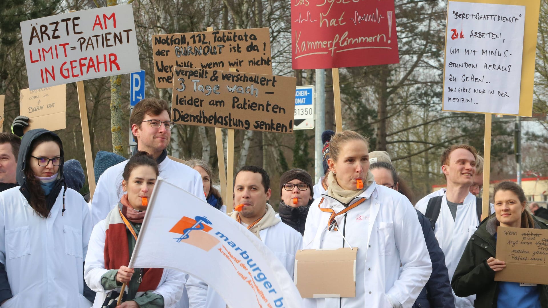 Mitarbeiter der Unimedizin Rostock: Bereits Anfang des Jahres demonstrierten Ärzte für eine bessere Bezahlung.