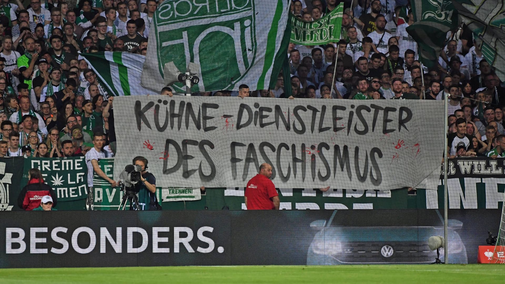 "Kühne – Dienstleister des Faschismus": 2019 protestierten Werder-Fans gegen die Geschichte von Kühne+Nagel, das einst seinen Sitz in Bremen hatte.