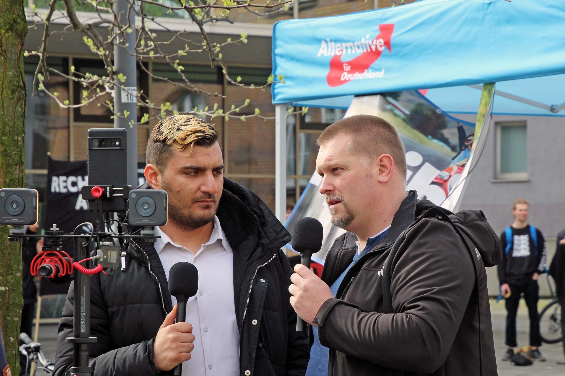 Ferhat Sentürk in einem Gespräch: Nach Rauswurf aus dem Hotel, tritt er aus der Partei aus.