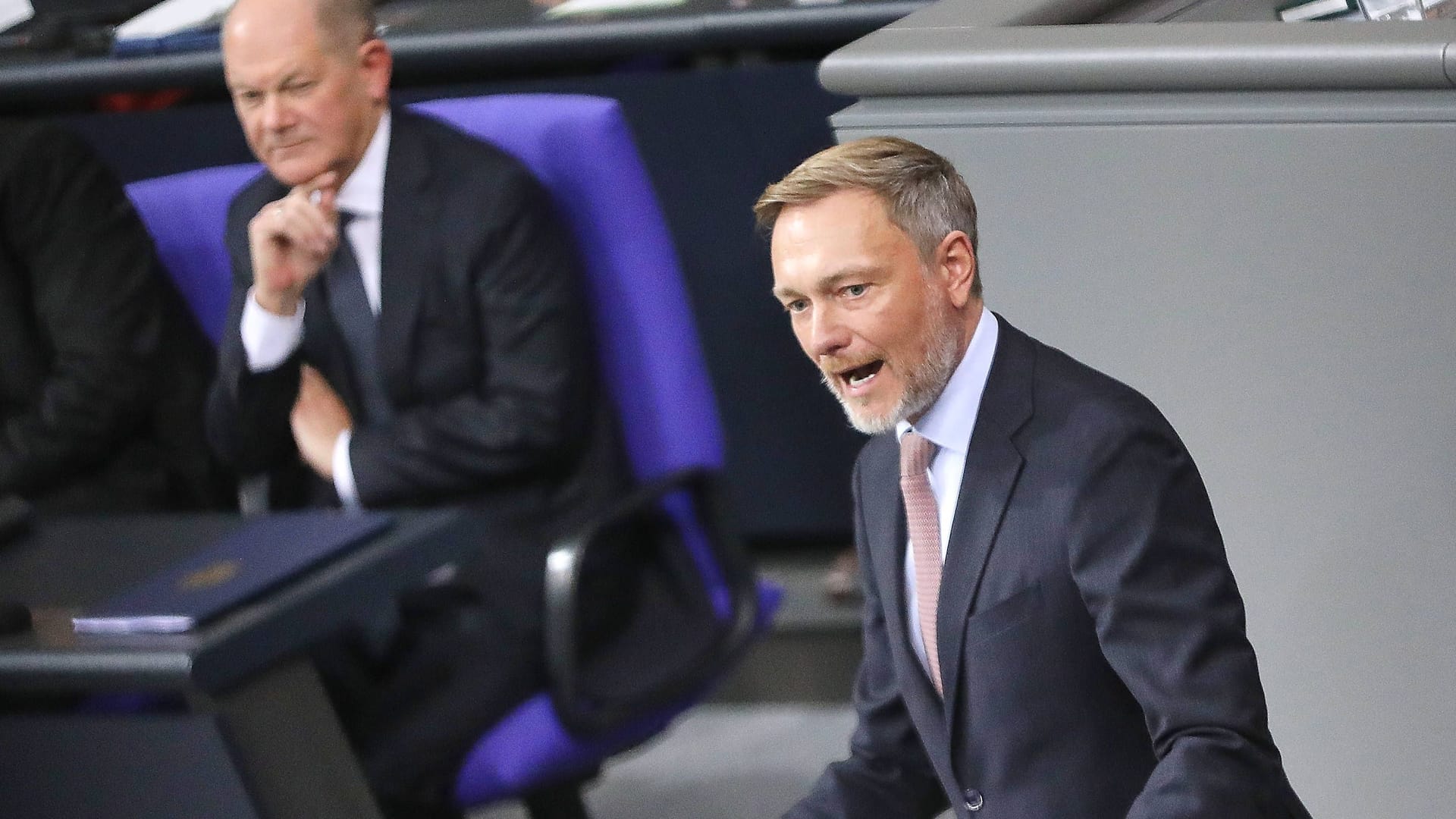 Beste Feinde: Vor wenigen Wochen noch saßen sie zusammen in der Regierung, jetzt streiten FDP-Chef Lindner (vorne) und Kanzler Scholz (SPD) erbittert.