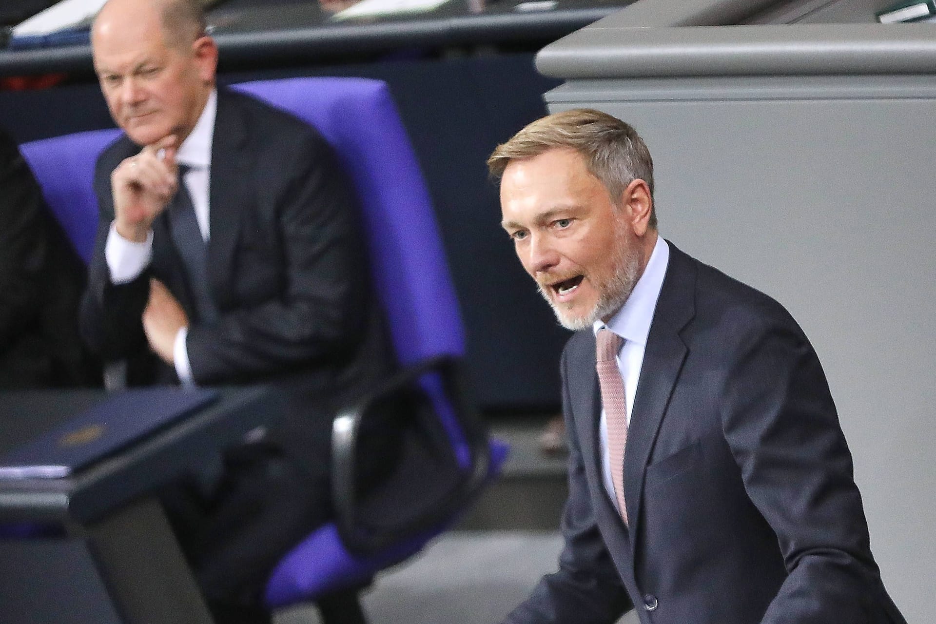 Beste Feinde: Vor wenigen Wochen noch saßen sie zusammen in der Regierung, jetzt streiten FDP-Chef Lindner (vorne) und Kanzler Scholz (SPD) erbittert.