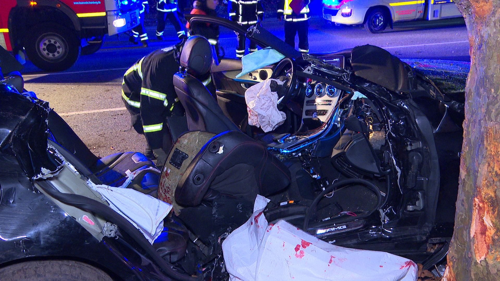 Bei einem schweren Verkehrsunfall in der Nacht zu Silvester im Hamburger Stadtteil Altona sollen zwei Menschen ums Leben gekommen sein.