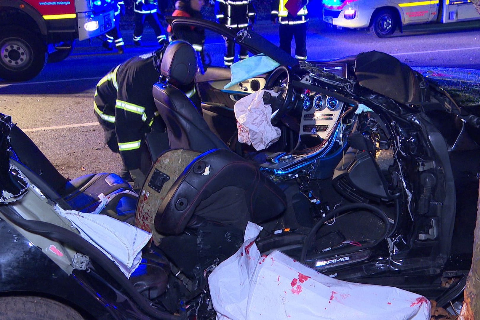 Bei einem schweren Verkehrsunfall in der Nacht zu Silvester im Hamburger Stadtteil Altona sollen zwei Menschen ums Leben gekommen sein.