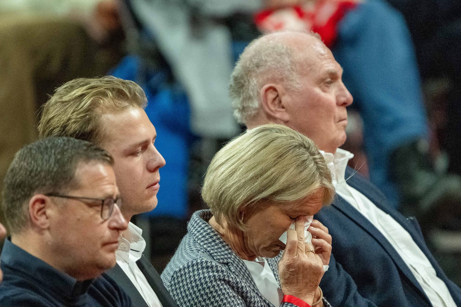 Max Eberl, Joel Beckenbauer, Witwe Heidi Beckenbauer und Uli Hoeneß (v.l.n.r.): Sie saßen bei der Mitgliederversammlung des FC Bayern in erster Reihe.