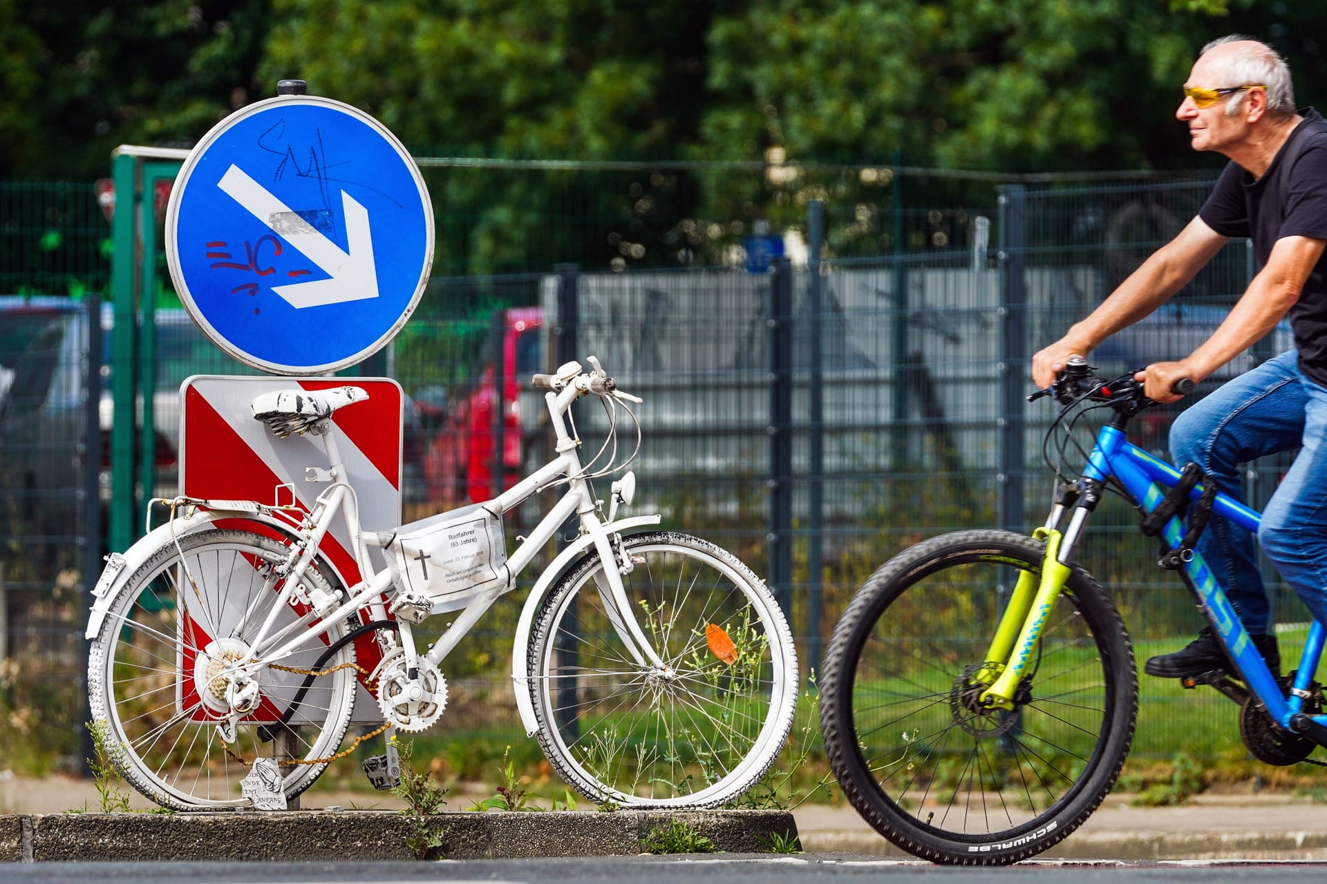 Geisterfahrrad in Erinnerung an verstorbene Person (Symbolbild): Der Lkw-Fahrer steht nun vor Gericht.