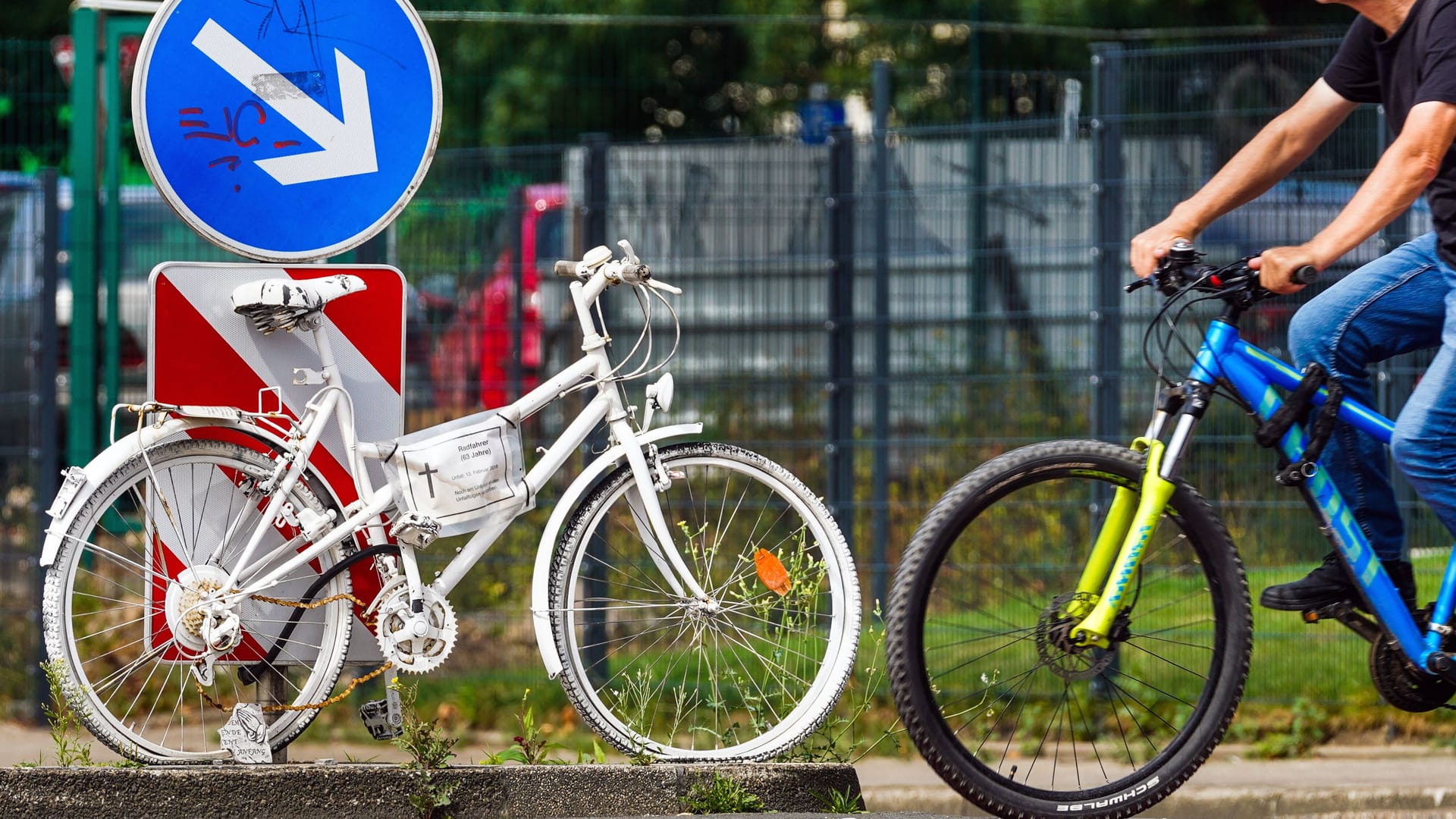 Geisterfahrrad in Erinnerung an verstorbene Person (Symbolbild): Der Lkw-Fahrer steht nun vor Gericht.