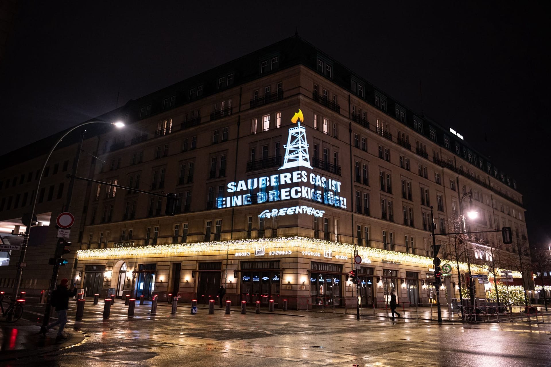 09.12.2024, Berlin: Greenpeace Aktivisten projizieren den Schriftzug "sauberes Gas ist eine dreckige Lüge" auf das Hotel Adlon in Berlin-Mitte. Seit heute findet der World LNG Summit im Hotel Adlon statt.