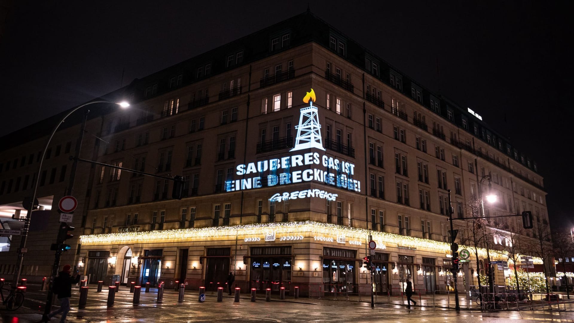 09.12.2024, Berlin: Greenpeace Aktivisten projizieren den Schriftzug "sauberes Gas ist eine dreckige Lüge" auf das Hotel Adlon in Berlin-Mitte. Seit heute findet der World LNG Summit im Hotel Adlon statt.