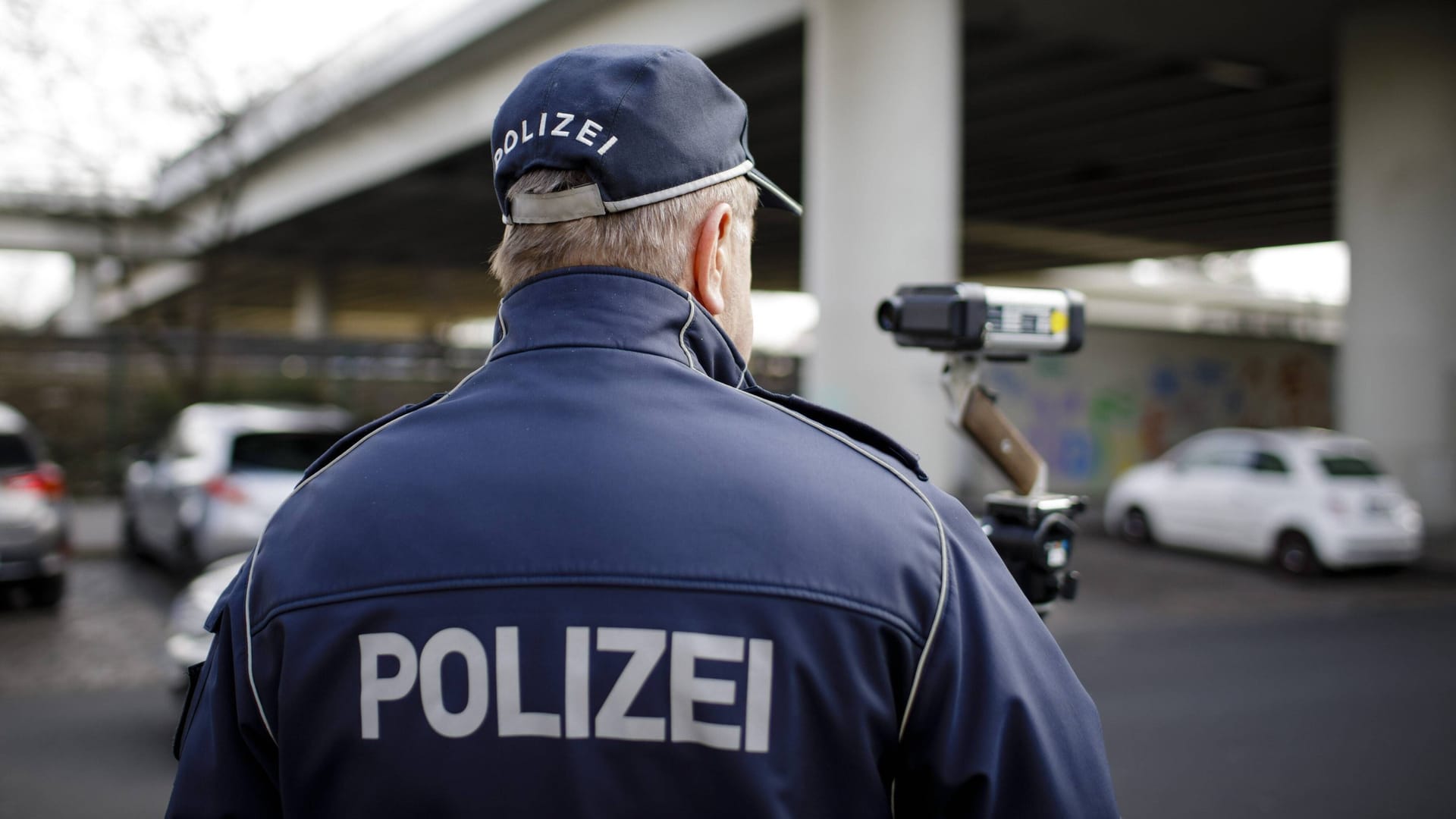 Polizist misst Geschwindigkeit von Verkehrsteilnehmern (Symbolbild): Den Raser erwarten eine Geldstrafe und ein Fahrverbot.