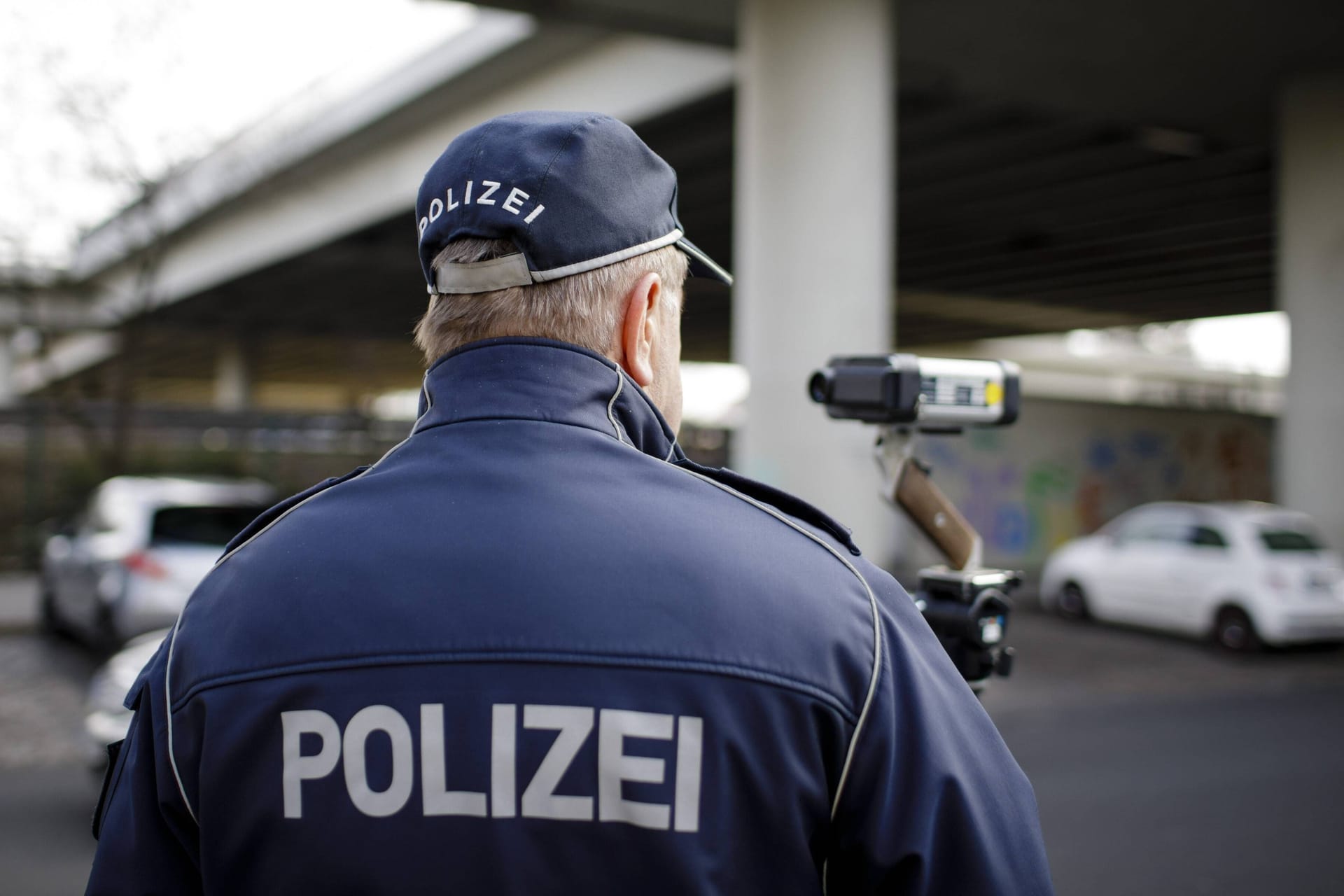 Polizist misst Geschwindigkeit von Verkehrsteilnehmern (Symbolbild): Den Raser erwarten eine Geldstrafe und ein Fahrverbot.