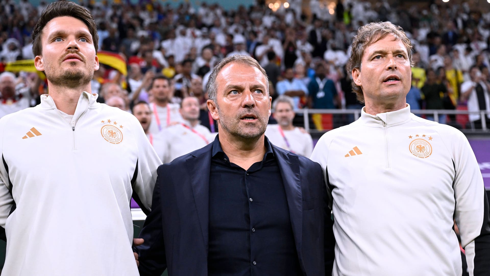 Danny Röhl (l.) neben Hansi Flick bei der WM 2022 in Katar.