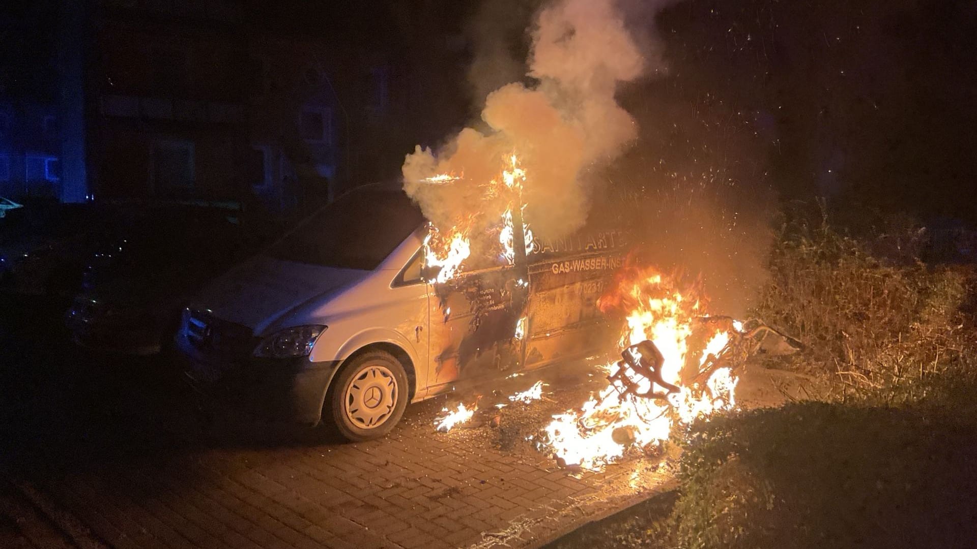 Auf dem Parkplatz in der Marienbader Straße: Zwei Fahrzeuge stehen nebeneinander in Flammen.