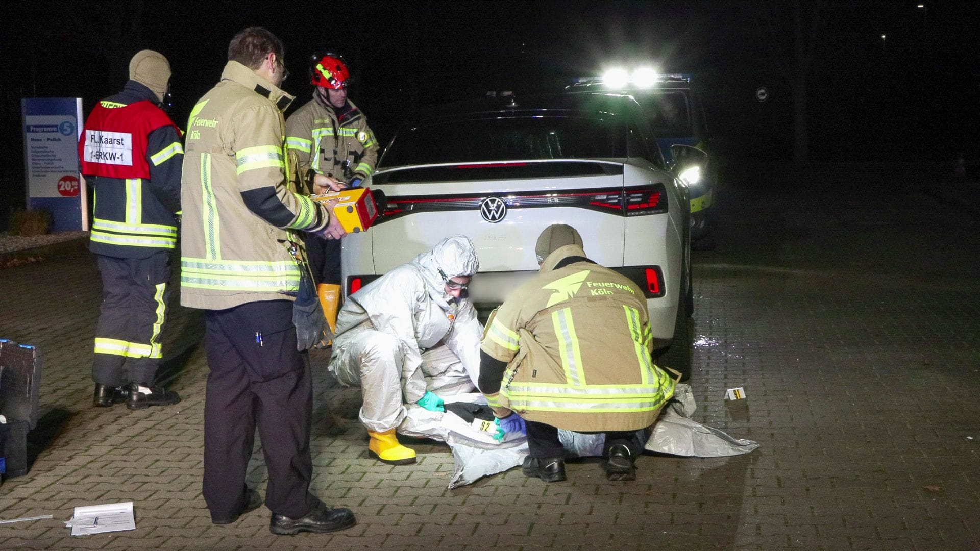 Einsatzkräfte in Kaarst am Mittwochabend.