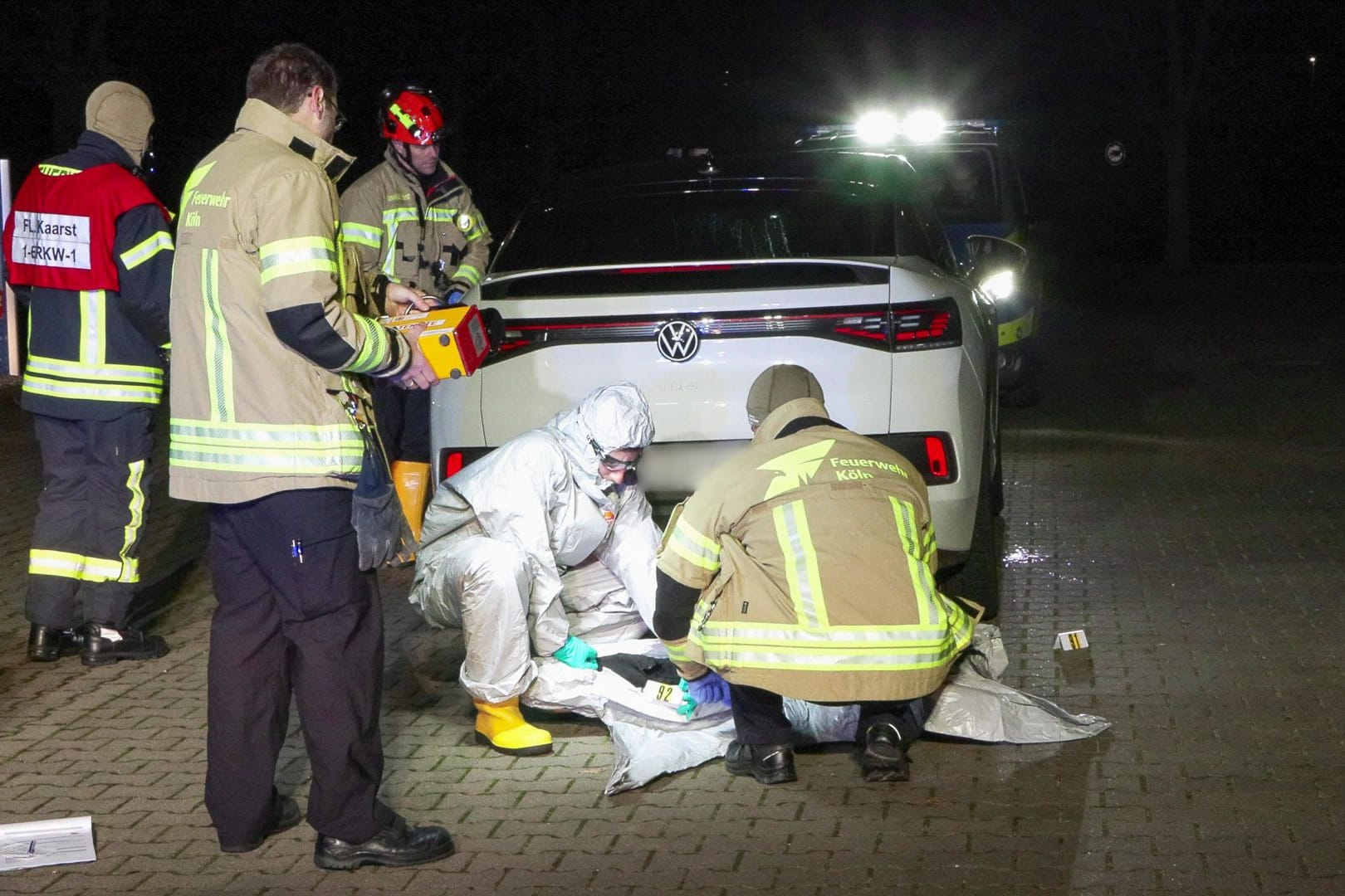 Einsatzkräfte in Kaarst am Mittwochabend.