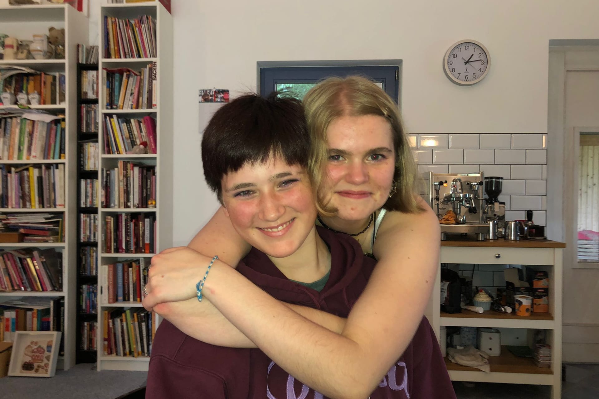 Liv mit einer Freundin (rechts): Nächste Woche Donnerstag findet eine Registrierungsaktion für das Mädchen statt.