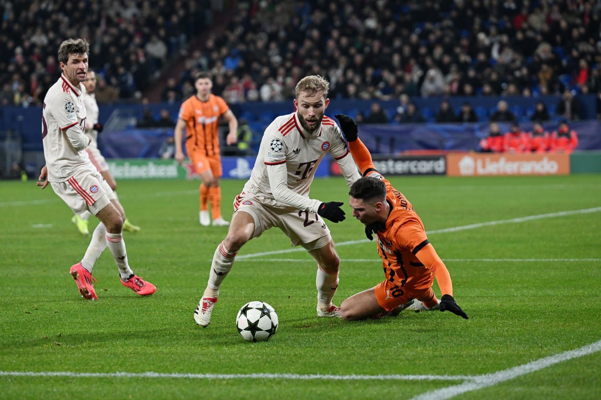 Konrad Laimer (bis 88. Minute): Rettete unmittelbar vor dem 0:1 noch als letzter Mann. Beim Gegentor war er zu weit weg vom Geschehen und konnte nicht mehr eingreifen. Brachte die Bayern mit seinem Schuss unter die Latte zum 1:1 zurück ins Spiel. Zeigte mal wieder unermüdlichen Einsatz. Note 2