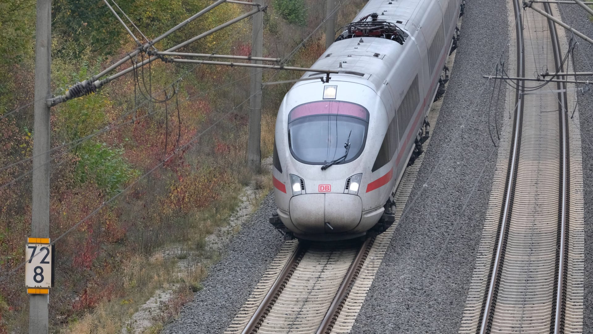 ICE auf dem Weg nach Hannover (Symbolfoto): Wegen einer Signalstörung fielen am Wochenende zahlreiche Züge aus.