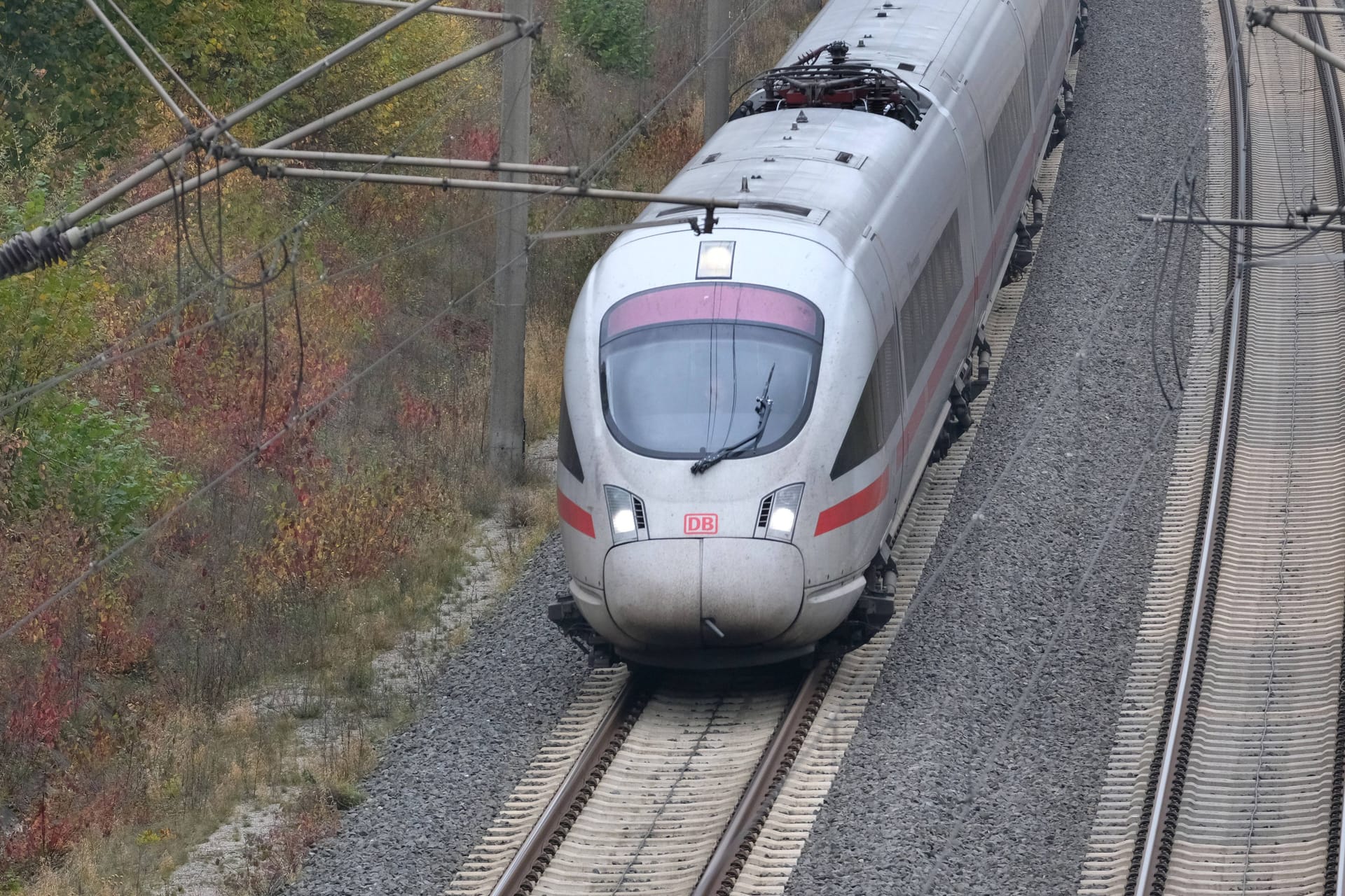 ICE auf dem Weg nach Hannover (Symbolfoto): Wegen einer Signalstörung fielen am Wochenende zahlreiche Züge aus.