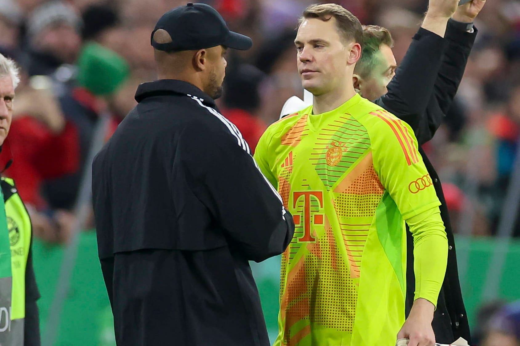 Bayern-Torwart Neuer (r.) und -Trainer Kompany: Wohl längere Zusammenarbeit.