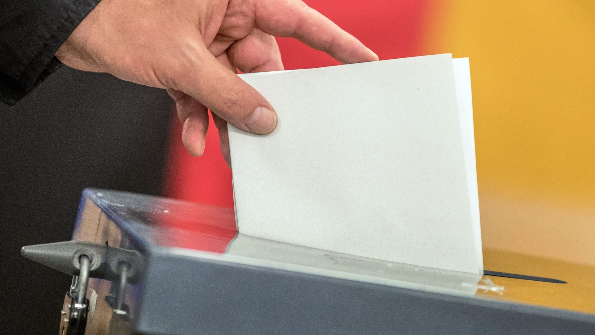 Ein Stimmzettel wird in eine Wahlurne geworfen (Symbolbild): Die Bundeshauptstadt sucht für die Bundestagswahl noch mehrere tausend Wahlhelfer.