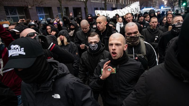 ARCHIV - 14.12.2024, Berlin: Rechtsextreme Demonstranten in Berlin-Friedrichshain (zu dpa: «Opfer von Neonazis: «Ich wollte nicht, dass er stirbt»»)