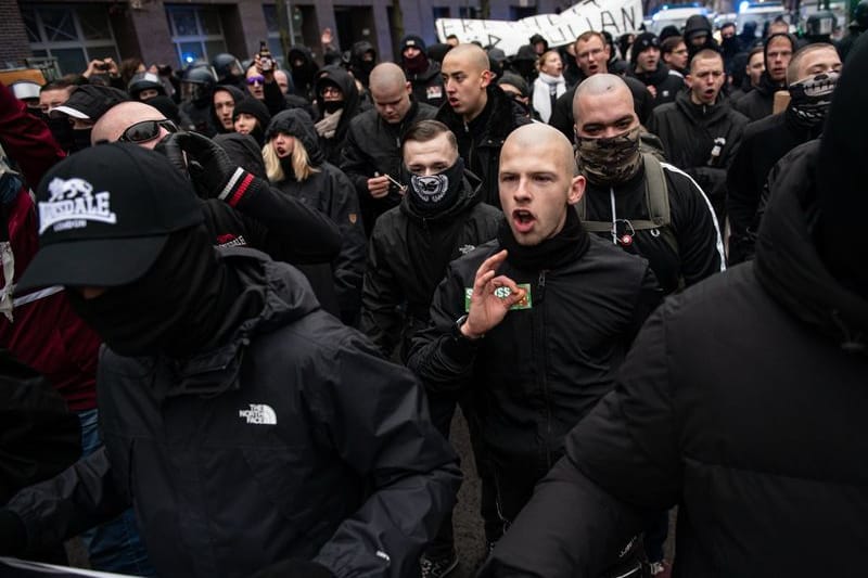 ARCHIV - 14.12.2024, Berlin: Rechtsextreme Demonstranten in Berlin-Friedrichshain (zu dpa: «Opfer von Neonazis: «Ich wollte nicht, dass er stirbt»»)