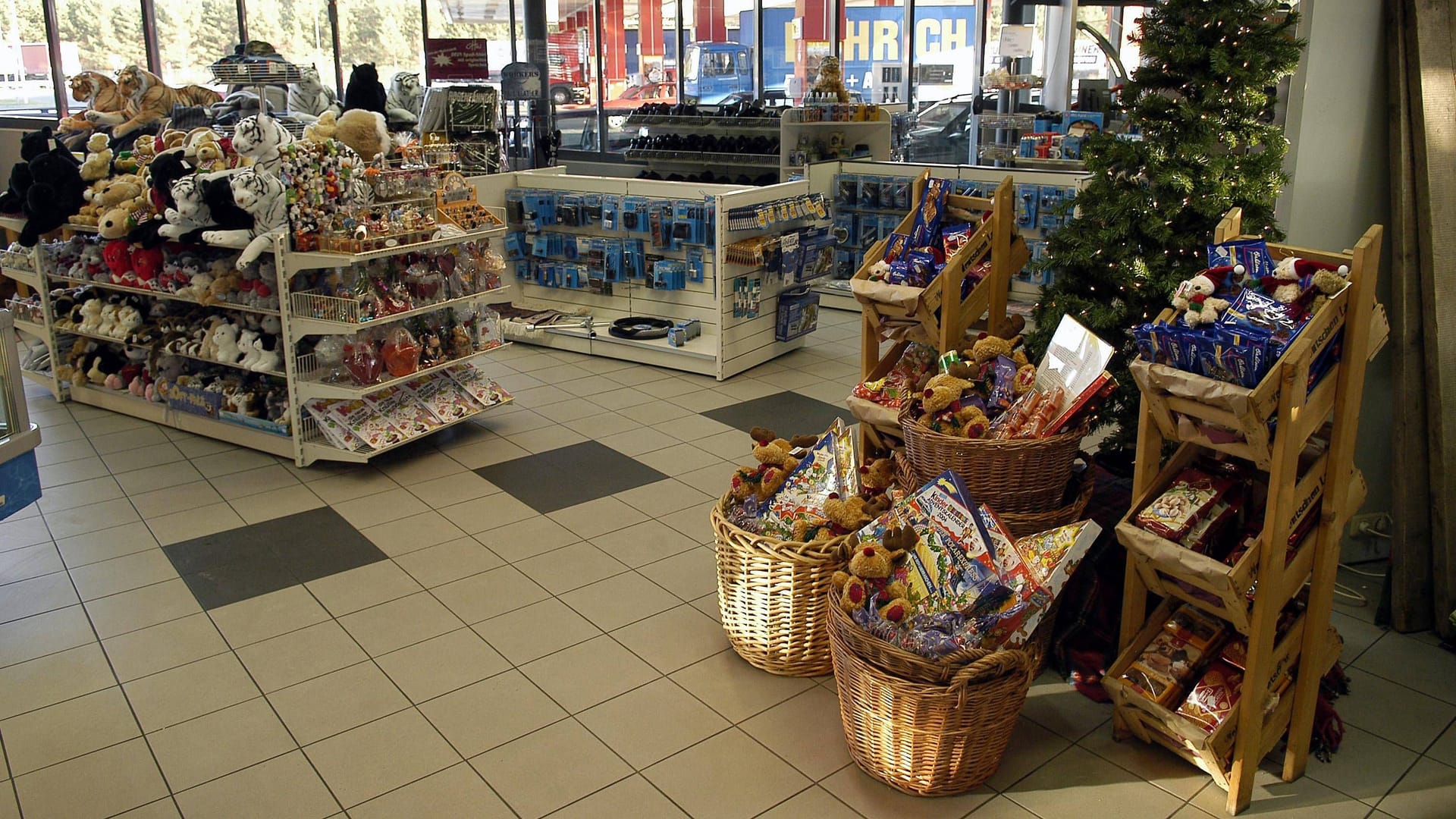 Wer an Weihnachten alleine ist, kann das Fest gemeinsam mit anderen in einer Tankstelle in Olching feiern (Symbolbild).