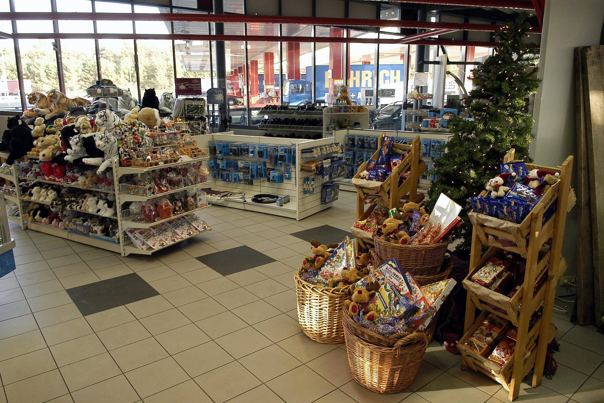 Wer an Weihnachten alleine ist, kann das Fest gemeinsam mit anderen in einer Tankstelle in Olching feiern (Symbolbild).