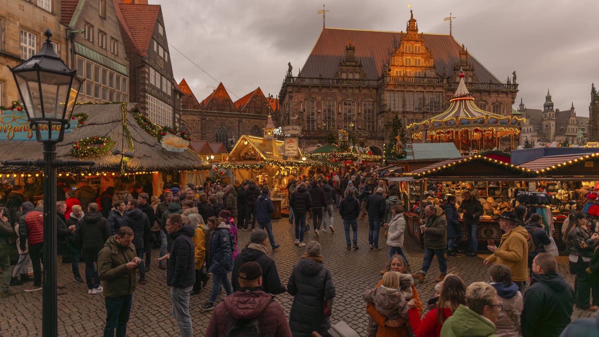 Weihnachtsmarkt am historischen Rathaus in Bremen: Eine Jury hat die schönsten Stände prämiert.