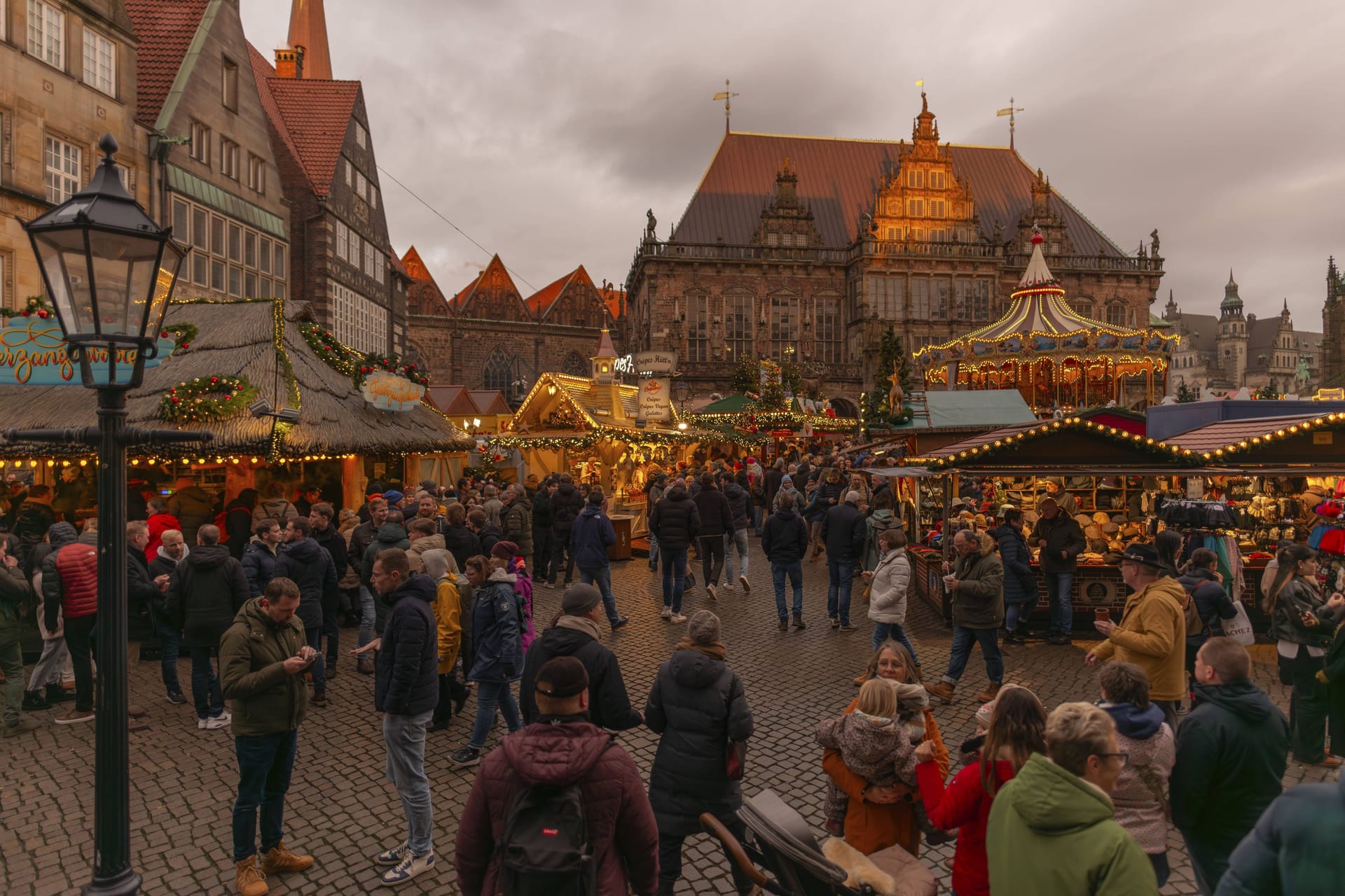 Weihnachtsmarkt am historischen Rathaus in Bremen: Eine Jury hat die schönsten Stände prämiert.