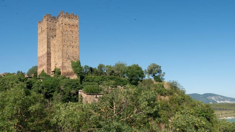 Erkennungsmerkmal für Wanderer: der Doppelturm der Burgruine von Ruesta.